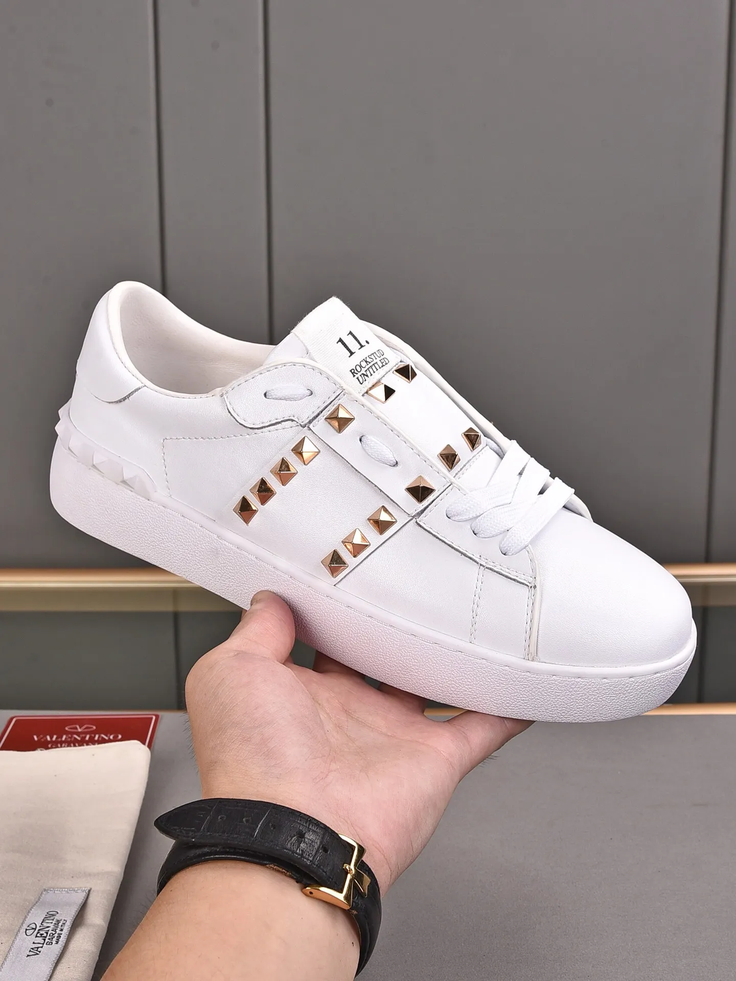 Men's shoes 440💰 (men and women couples) Valentino classic color matching series casual shoes. Made with heavy craftsmanship, good products pay attention to every detail. A must-have trendy item that can be worn all year round, it has been worn by many celebrities and Internet celebrities~~Imported cowhide surface, unique design concept, sheepskin lining, counter quality. Women’s clothing 35-40. Men’s clothing 39-44, 45-46 (returns and exchanges are not supported for custom-made items)